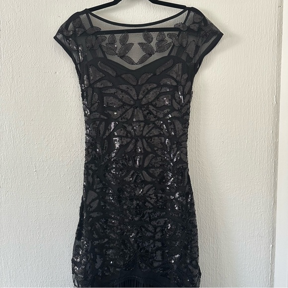 Maxi black period style sequined sleeveless gown with flowy material. - Picture 7 of 13